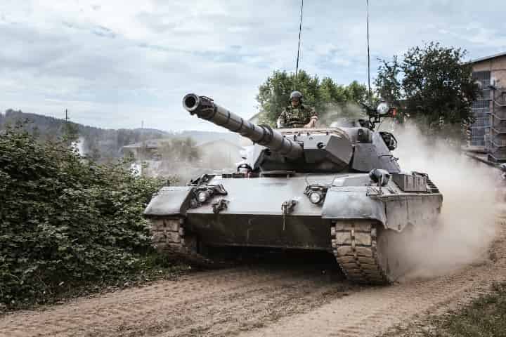 戦闘機、装甲車、戦車なども利用可能