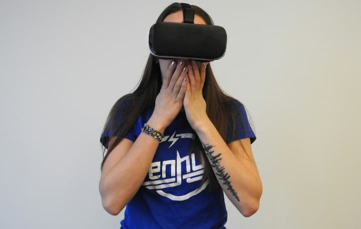VRゴーグルは現実の世界の映像は投影せずコンピューターグラフィックが主